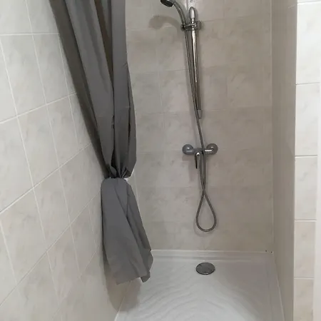 לינה וארוחת בוקר Des 3 Anes 4*